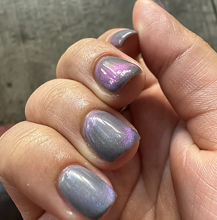 Uñas cortas con efecto cat eye gris con reflejo lila
