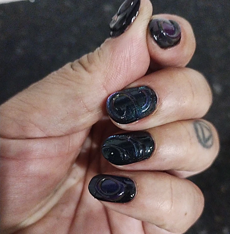 Uñas cortas en negro con vetas transparentes tipo mármol